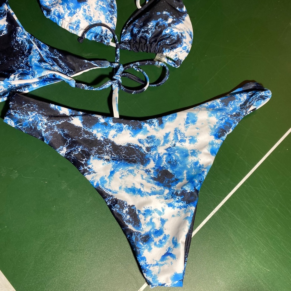 Bikini - Picture 2 of 5